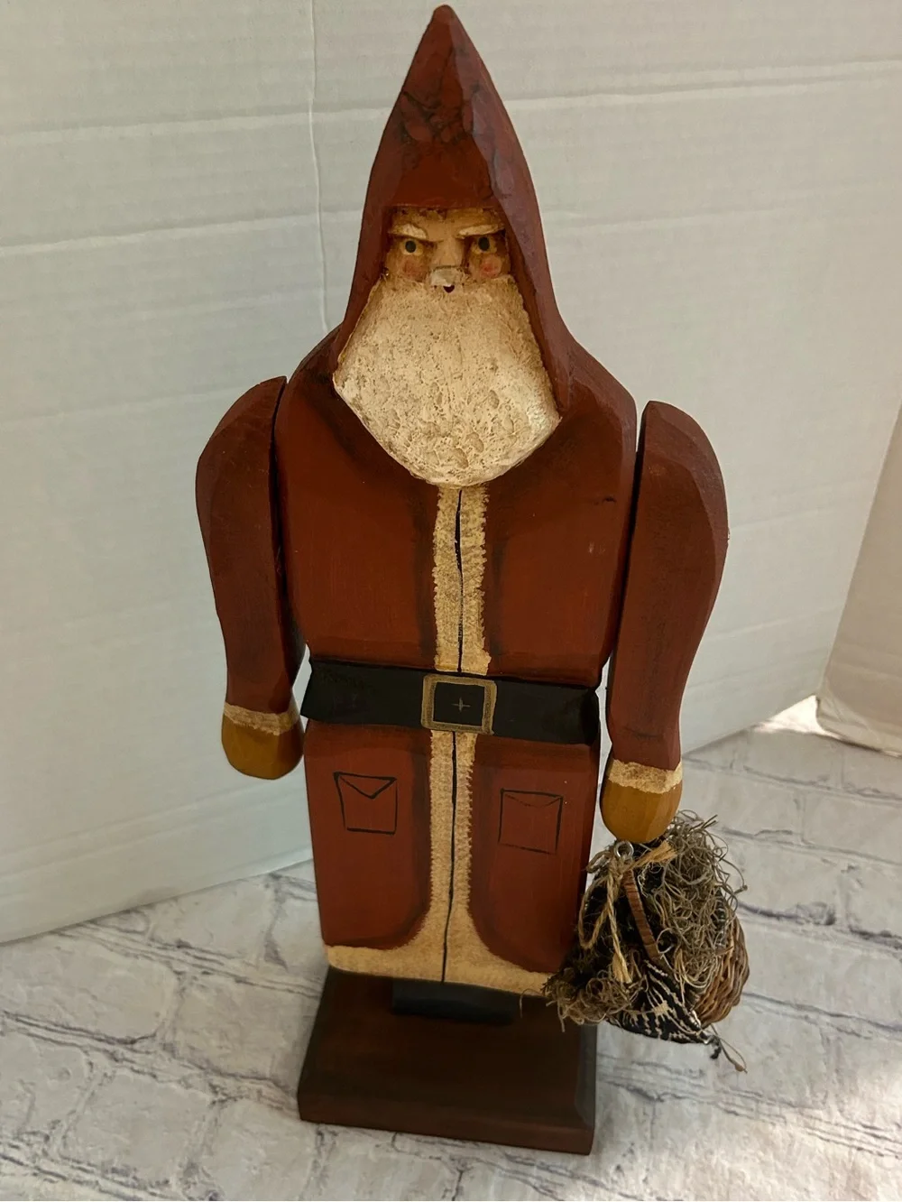VINTAGE TABLETOP TALL PRIMITIVE WOOD HAND PAINTED SANTA CLAUS FORK ART ON BASE